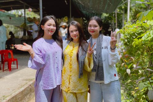 Hồng Hân (áo vàng) và 2 người bạn chờ xuồng vào khoảng 11h, ngày 18/7.