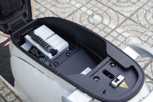Bộ pin được lắp ở cốp, dung tích cốp khoảng 4 lít.