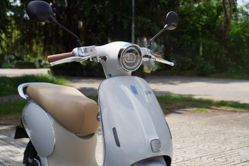 Đầu xe với thiết kế tối giản theo phong cách retro quen thuộc, khá giống một vài cái tên chạy xăng từ Piaggio hay Honda.