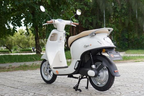 Đuôi xe với phần cốp dạng bầu bĩnh.