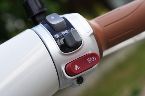 Bên phải tay lái của xe có thêm một phím chỉnh đèn cảnh báo Hazzard, một chi tiết chỉ thường có trên ôtô.