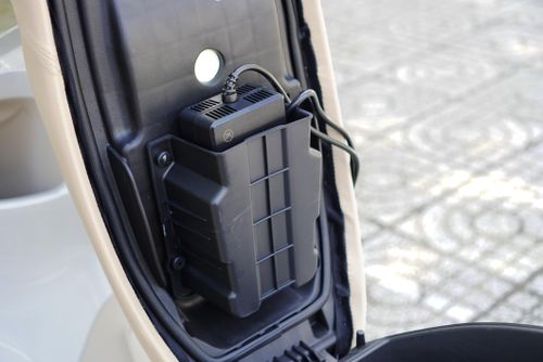 Ngay bên dưới yên xe là một hộc chứa adapter được Yadea thiết kế riêng.