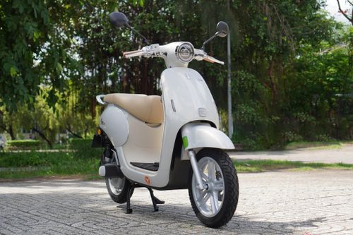 Yadea Omee là mẫu xe điện giá rẻ được hãng xe Trung Quốc ra mắt. Xe được bán với giá 12 triệu đồng, sở hữu thiết kế nhỏ nhắn, nhắm đến nhóm khách hàng nữ, mẹ bỉm.
