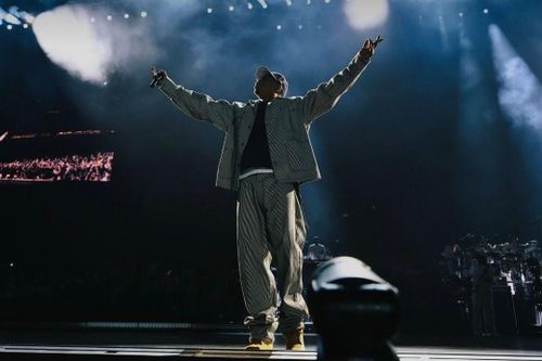 Trong chuỗi 3 đêm diễn của Jay-Z tại sân vận động Yankee, nam rapper gây chú ý với bộ workwear kẻ sọc do stylist June Ambrose thiết kế. Beyoncé diện boots cao gót phủ pha lê thuộc bộ sưu tập Jimmy Choo x Timberland. Thiết kế gợi nhắc đôi Timberland cô từng mang trong MV “’03 Bonnie & Clyde” gần 25 năm trước. Ảnh: @rocnation_.