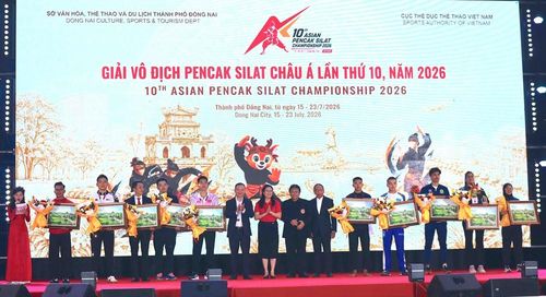 Ban tổ chức tặng hoa và quà lưu niệm cho các đoàn tham dự giải