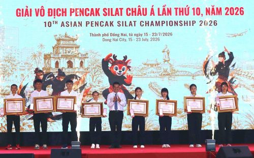 Các HLV, VĐV của đội pencak silat trẻ Việt Nam được vinh danh tại Lễ khai mạc nhờ đạt thành tích ấn tượng tại các giải quốc tế