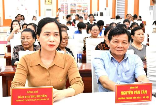Đại biểu và khán giả đến xem bộ phim “Đừng đốt”
