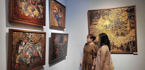 Khách tham quan triển lãm. Ảnh: Phương Thanh - TTXVN