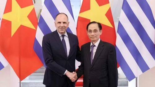 Bộ trưởng Ngoại giao Lê Hoài Trung đón Bộ trưởng Ngoại giao Hy Lạp George Gerapetritis. (Ảnh: An Đăng/TTXVN)