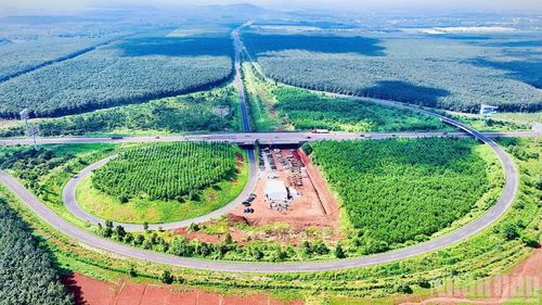Điểm đầu của cao tốc Dầu Giây-Tân Phú tại nút giao Dầu Giây, nơi kết nối các tuyến cao tốc Thành phố Hồ Chí Minh-Long Thành-Dầu Giây và Phan Thiết-Dầu Giây.