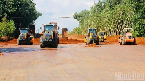 Nhà thầu huy động nhiều máy móc, nhân công thi công hạng mục san, lu nền đường.