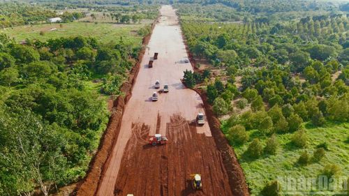 Cao tốc Dầu Giây-Tân Phú là đoạn đầu của dự án cao tốc Dầu Giây-Liên Khương nối giữa thành phố Đồng Nai và tỉnh Lâm Đồng.