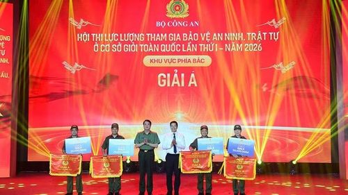 Lãnh đạo tỉnh Thanh Hóa cùng Ban tổ chức trao giải cho các đội đạt thành tích cao nhất.