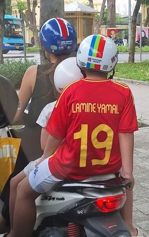Hình ảnh một cổ động viên nhí mặc áo đấu của tuyển thủ Lamine Yamal trên đường phố Hà Nội. (Ảnh: Đại sứ quán Tây Ban Nha tại Việt Nam cung cấp).