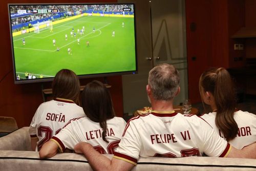 Hoàng gia Tây Ban Nha theo dõi trận bán kết Giải vô địch bóng đá thế giới FIFA 2026 giữa đội tuyển Tây Ban Nha và đội tuyển Pháp. Casa de S.M. el Rey.