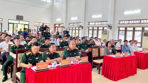 Các đại biểu tham dự chương trình.