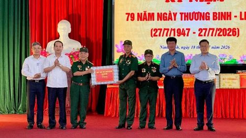 Các đồng chí lãnh đạo tỉnh Ninh Bình tặng quà tại chương trình.
