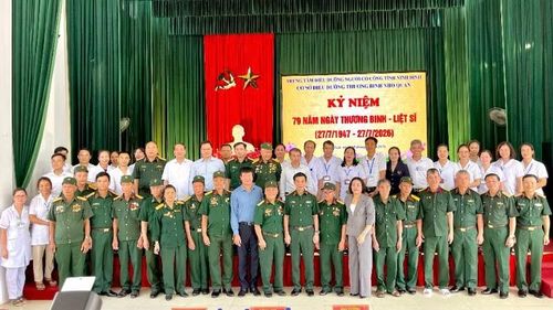 Các đại biểu chụp ảnh lưu niệm.