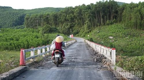 Con đường chính đến trung tâm xã Đức Phú nay cũng đã xuống cấp gây khó khăn cho việc đi lại của người dân.