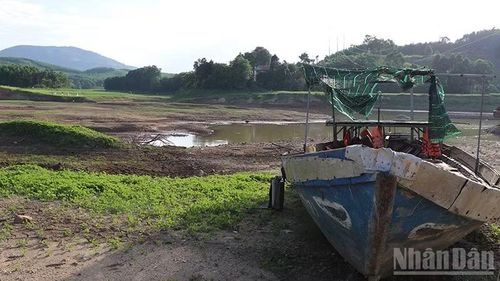Chiếc thuyền nan đưa đón người dân qua lại sông ở bến Đá Giăng từ năm 1992 đến nay đã cũ kỹ, hư hỏng nhiều vị trí.