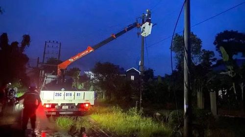 Nỗ lực khắc phục sự cố lưới điện do mưa lũ, cấp điện trở lại cho nhân dân.