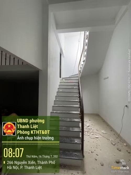 Bên trong một ngôi nhà quây tôn xây dựng trái phép đang được chính quyền phá dỡ. (Ảnh: Ủy ban nhân dân phường Thanh Liệt)