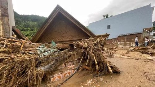 Ngôi nhà bị lũ làm sập và cuốn trôi chỉ còn sót lại phần mái thái đằng trước của gia đình anh Lò Văn Bun ở bản Chít, xã Mường Than.