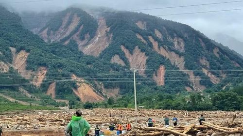 Cảnh tan hoang ở bản Chít và sự nham nhở của những vạt núi hiện ra sau lũ