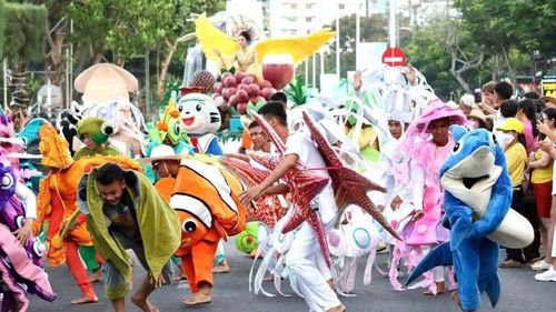 Hơn 1.200 nghệ sĩ, diễn viên mang đến những màn trình diễn âm nhạc, vũ đạo đường phố sôi động, tạo nên không gian lễ hội rực rỡ sắc màu bên bờ biển Nha Trang.