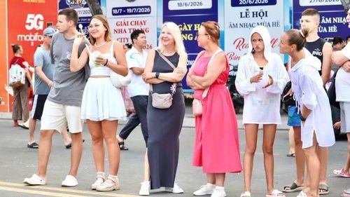 Đông đảo người dân và du khách đứng kín hai bên đường Trần Phú để thưởng thức lễ hội Carnival - Diễu hành xe hoa, một trong những hoạt động được mong chờ nhất của Festival Biển Khánh Hòa 2026.
