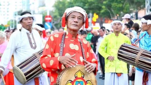 Các nghệ nhân Chăm, Raglai cùng những tiết mục biểu diễn nghệ thuật dân gian góp phần tôn vinh bản sắc văn hóa của cộng đồng các dân tộc đang sinh sống trên vùng đất Khánh Hòa.