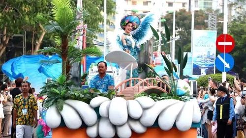Xe hoa "Vịnh ngọc sắc màu - Bản tình ca đại dương" với sự xuất hiện của Á hậu Chelsea Fernandez (Runner-up Miss Cosmo 2025) cùng các diễn viên trong trang phục nàng tiên cá, truyền tải hình ảnh biển xanh và khát vọng vươn ra đại dương của Khánh Hòa.