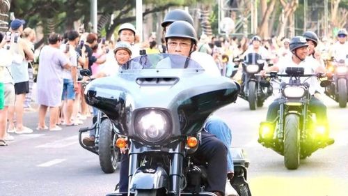 24 mô-tô phân khối lớn mở màn lễ hội bằng màn diễu hành ấn tượng, tạo không khí sôi động trước khi các xe hoa xuất hiện.