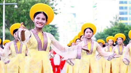 Các diễn viên trong trang phục truyền thống.