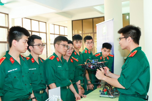 Học viên Học viện Kỹ thuật Quân sự tích cực tham gia nghiên cứu khoa học-công nghệ. Ảnh: NGUYỄN THƯƠNG