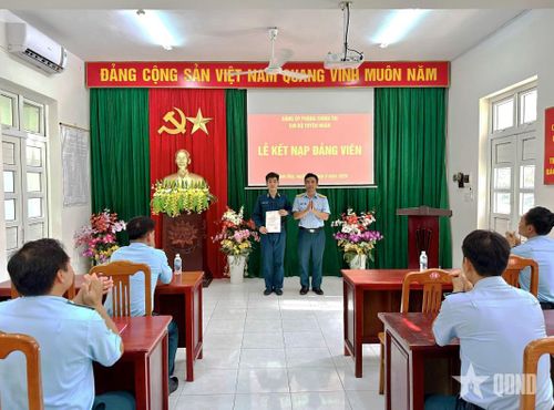 Hạ sĩ Nguyễn Tấn Hiền (bên trái) trong buổi lễ kết nạp Đảng.
