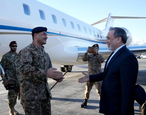  Ngoại trưởng Iran Abbas Araghchi đón Thống chế Asim Munir, Tư lệnh quân đội Pakistan tại Tehran hôm 15-4. Ảnh: Bộ Ngoại giao Iran 
