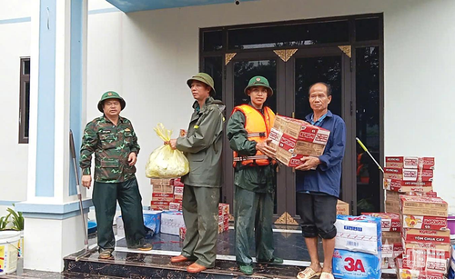 Cán bộ, chiến sĩ Bộ CHQS tỉnh Lai Châu trao nhu yếu phẩm cứu trợ người dân vùng bị ảnh hưởng bởi mưa lũ. 