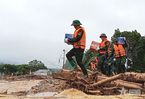 Cán bộ, chiến sĩ Bộ CHQS tỉnh Lai Châu vận chuyển nhu yếu phẩm cứu trợ người dân vùng bị ảnh hưởng bởi mưa lũ. 