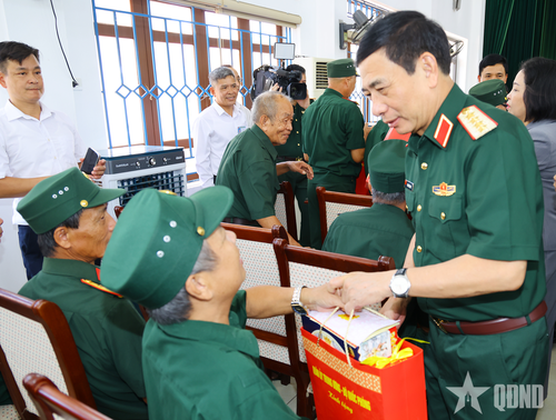 Đại tướng Phan Văn Giang thăm hỏi sức khỏe, tặng quà các đồng chí thương binh, bệnh binh.