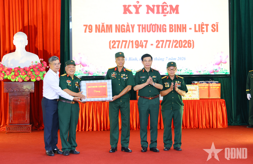 Đại tướng Phan Văn Giang trao quà tặng Cơ sở Điều dưỡng thương binh Nho Quan.