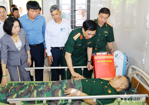 Đại tướng Phan Văn Giang thăm hỏi, động viên thương binh nặng đang được chăm sóc tại Cơ sở Điều dưỡng thương binh Nho Quan.