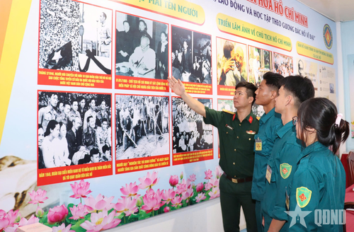 Cán bộ, chiến sĩ Ban CHQS phường Tăng Nhơn Phú tìm hiểu về thân thế, sự nghiệp của Chủ tịch Hồ Chí Minh.