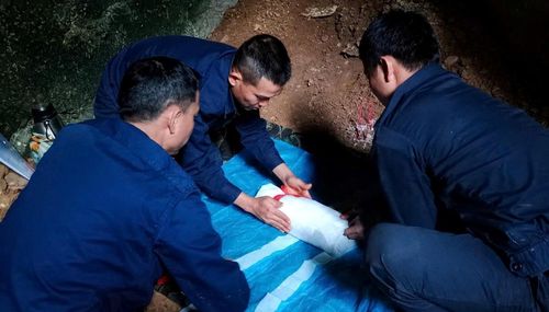 Nâng niu những hài cốt được tìm thấy để đưa các anh về quê hương.