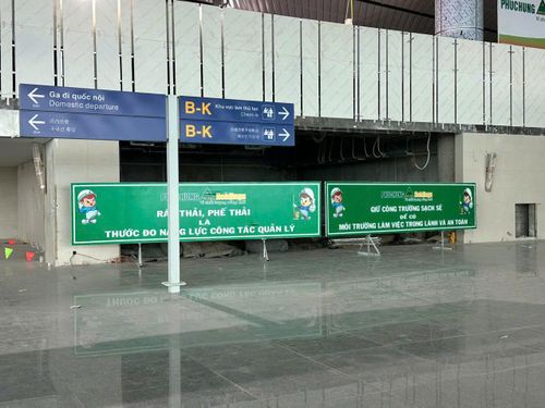 Các bảng hiệu hướng dẫn lối vào khu vực ga quốc nội, khu vực hành lý trong nhà ga hành khách