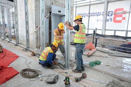 Các mũi thi công lắp đặt vách ngăn tại khu vực nhà ga hành khách