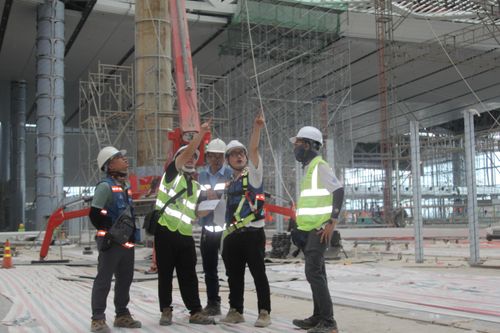 Cùng với thúc đẩy tiến độ, việc kiểm tra các chi tiết kỹ thuật và chất lượng thi công các hạng mục được theo sát