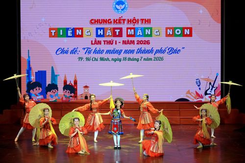  Đơn ca "Đường em đến trường". Ảnh: THÚY BÌNH 
