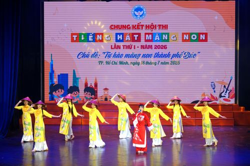  Đơn ca "Em yêu Tổ quốc em". Ảnh: THÚY BÌNH 