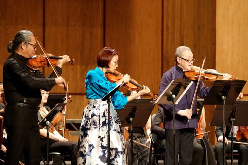 Nghệ sĩ violin danh tiếng người Pháp - Christophe Poiget cùng NSƯT Tăng Thành Nam và nghệ sĩ violin Lê Minh Hiền biểu diễn tác phẩm "Concerto cho 3 Violins giọng Fa trưởng của Antonio Vivaldi". Ảnh: THÚY BÌNH